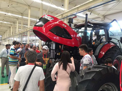 8月29日,哈萨克斯坦、伊朗、蒙古、印尼、印度5个国家的30多名客商组团来兖州采购农机装备产品,并与兖州农机企业进行对接洽谈。